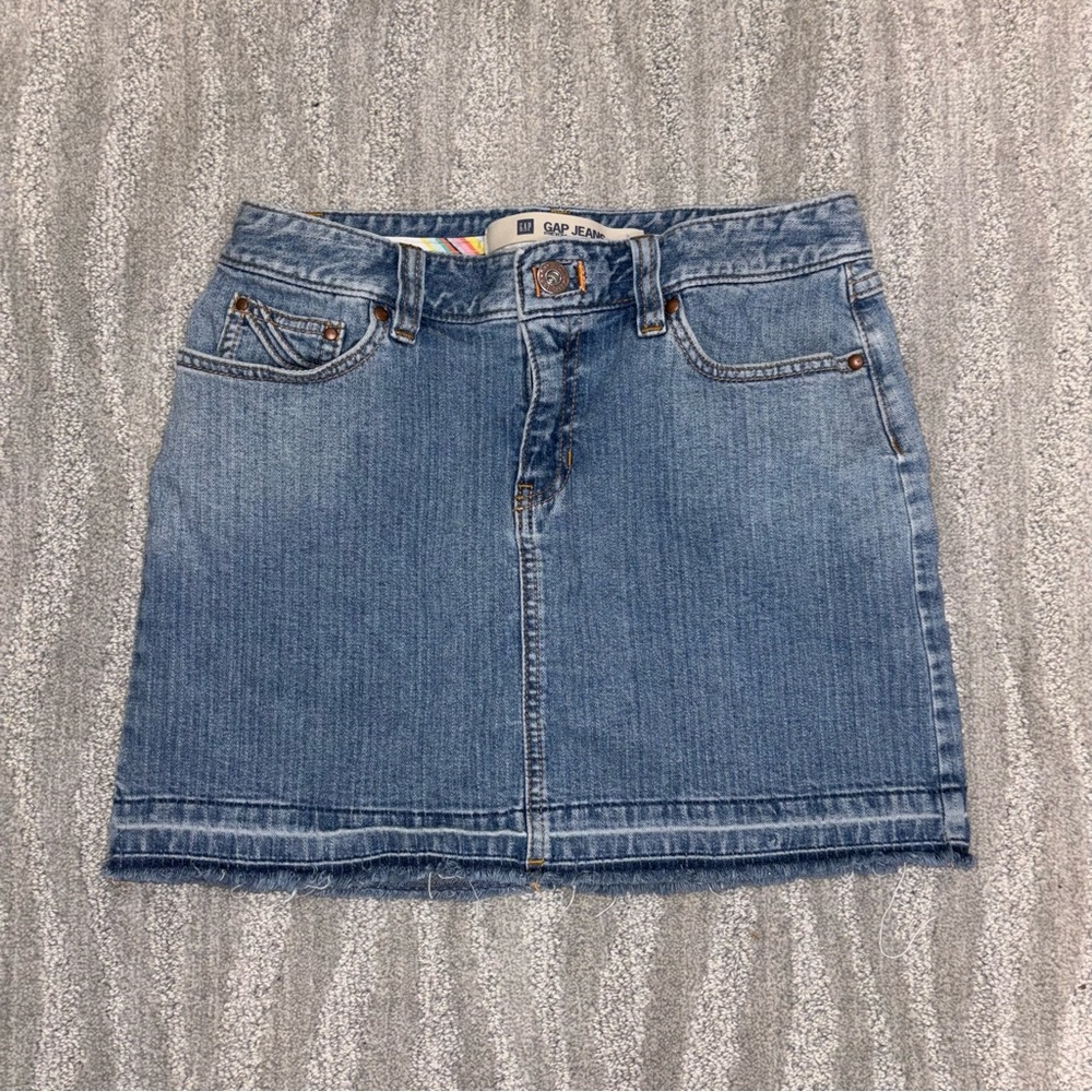 VTG Gap Jeans Stretch Denim Mini Skirt Medium Wash Y2K Raw Hem Women’s Sz 4